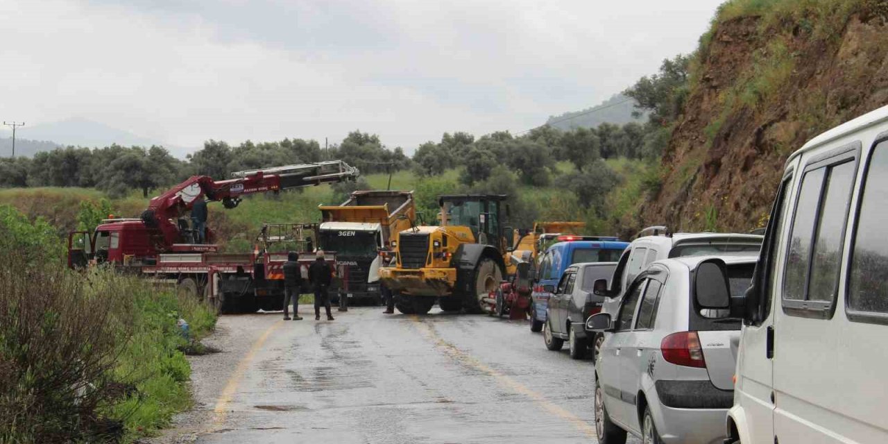 Kamyon şoförünün acelesi, trafiği felç etti