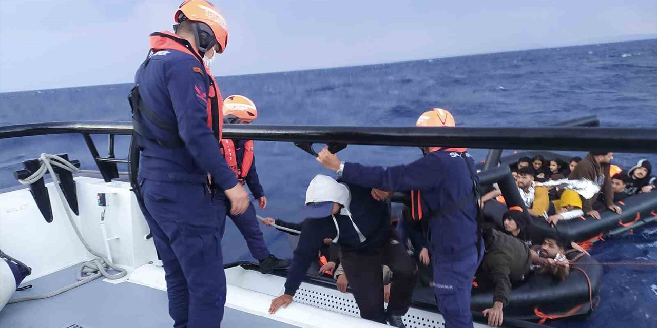 Yunanistan’ın geri ittiği 59 göçmeni Sahil Güvenlik kurtardı
