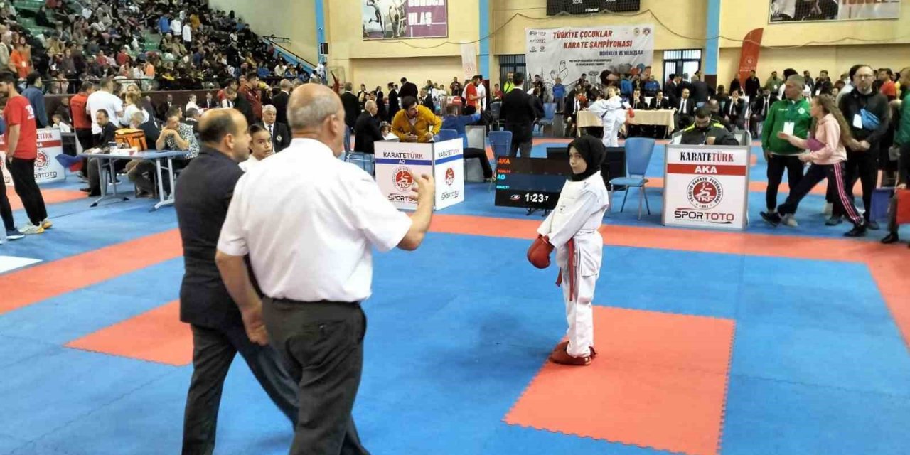Karate Şampiyonasında skandal hakem kararı