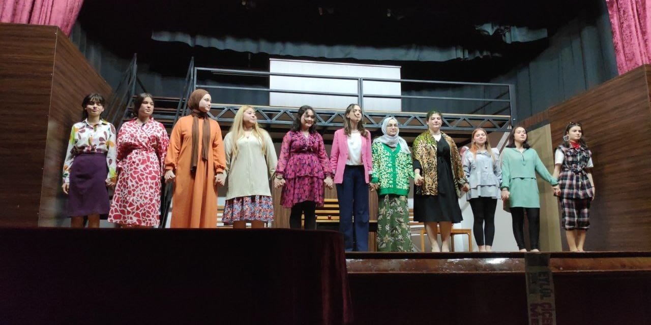 Manisalı tiyatrocuların ’Kadın Sesi’ oyununa tam not