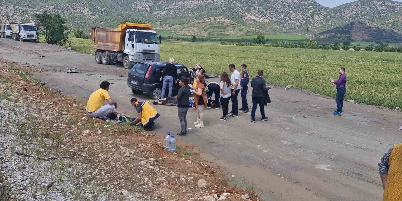İzmir’de iki otomobil kafa kafaya çarpıştı: 6 yaralı