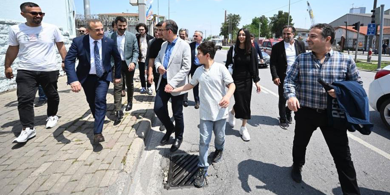 TCG Anadolu’ya ilgi trafiği kilitledi: Bakan Kasapoğlu araçtan inip yürüdü