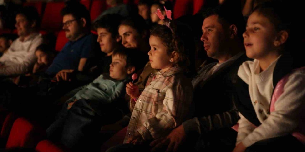 Merkezefendi Kent Tiyatrosu miniklere keyifli anlar yaşattı