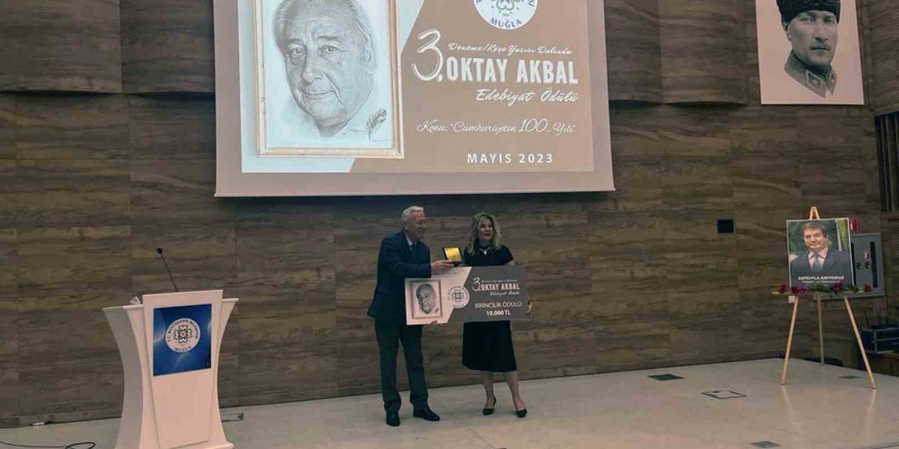 Oktay Akbal Edebiyat ödülleri verildi