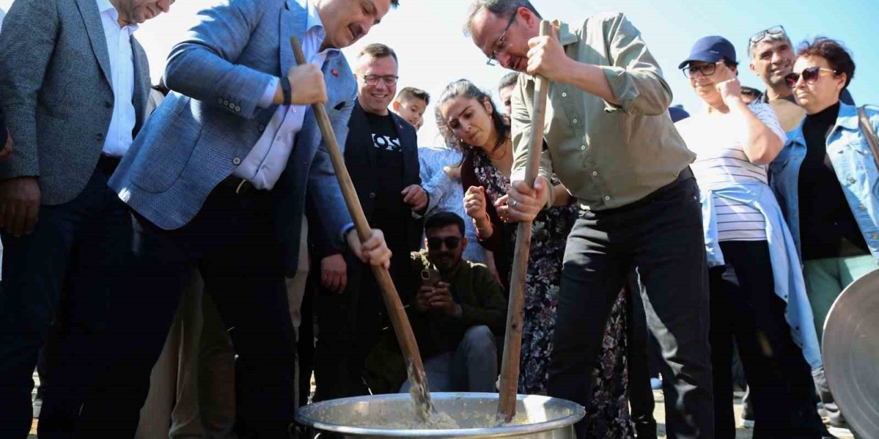 Bakan Kasapoğlu, Seferihisar’da Millet Bahçesi yapılacak alanda incelemelerde bulundu