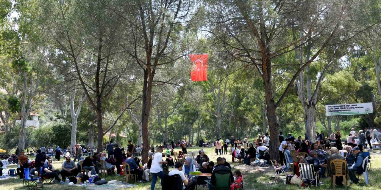 Kuşadası’nda yaşayan Hadimliler etli pilav şenliğinde buluştu