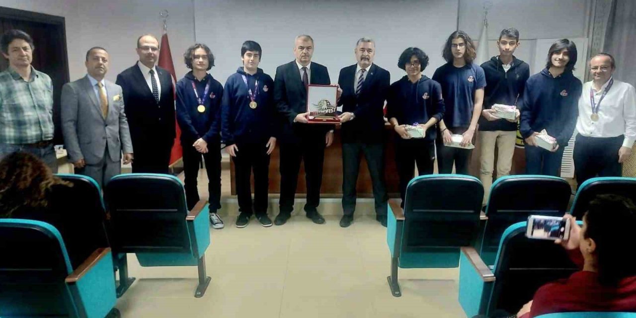 İl Milli Eğitim Müdürü Okumuş TEKNOFEST 2023 birincisi öğrencilerle buluştu