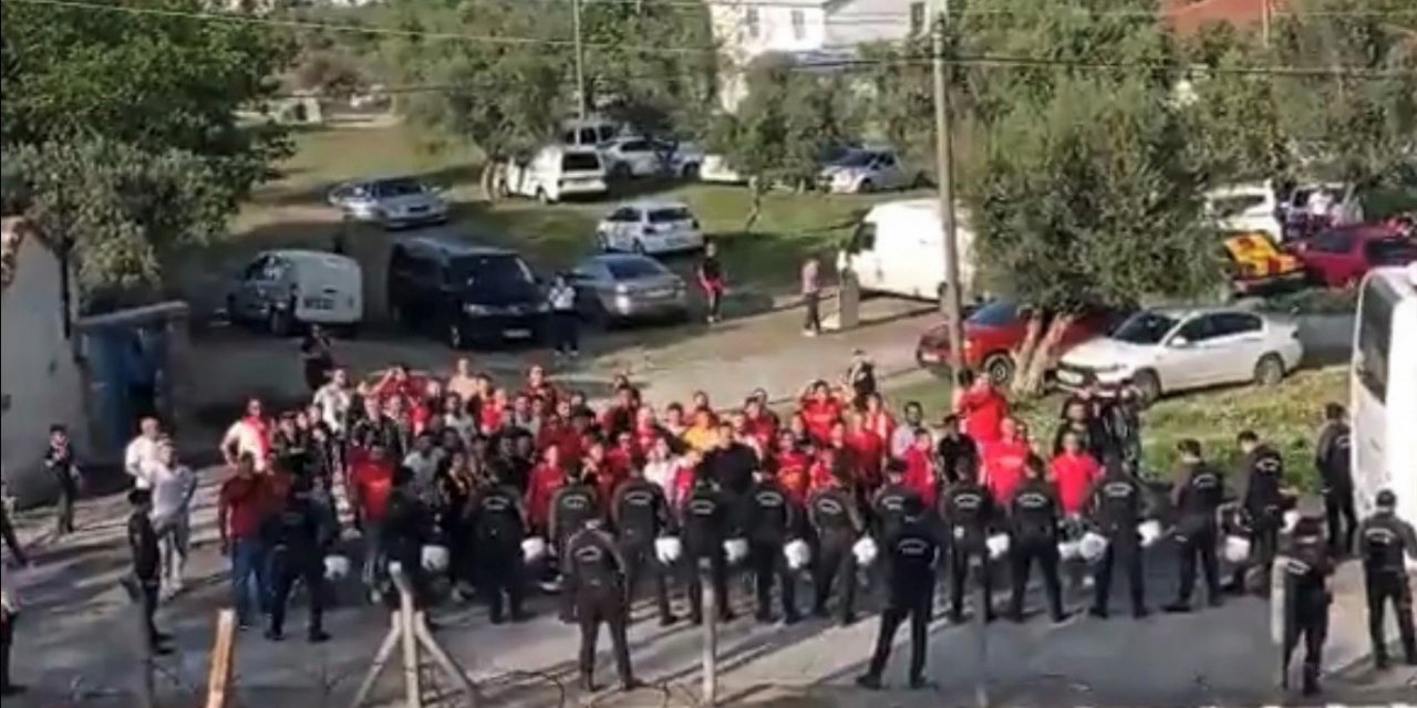 Göztepe taraftarı, takımını kaldırımdan destekledi