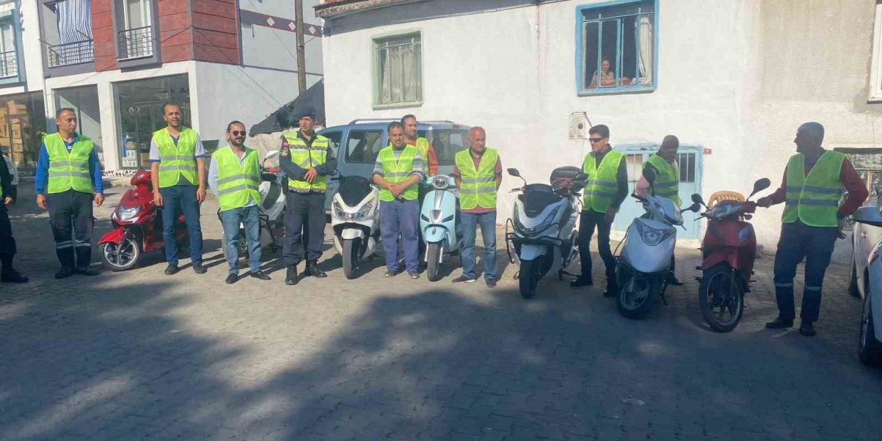 Sürücülere reflektif yelek hediye edildi
