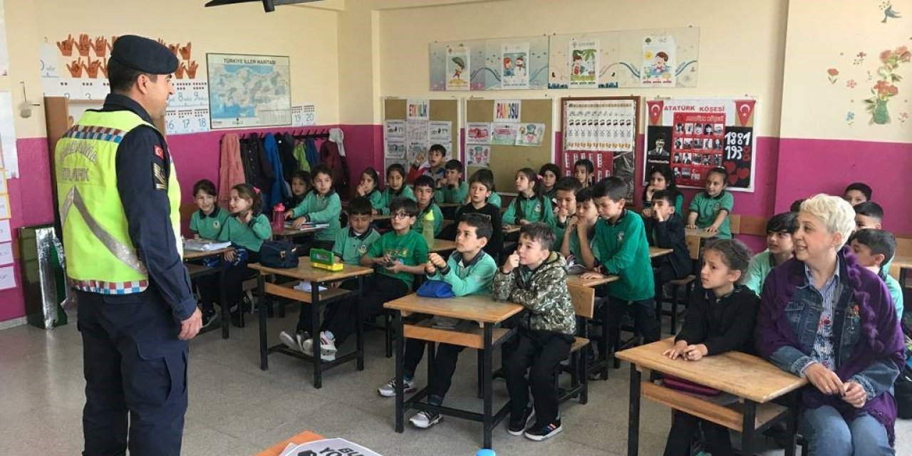 İzmir’de jandarmadan öğrencilere trafik eğitimi