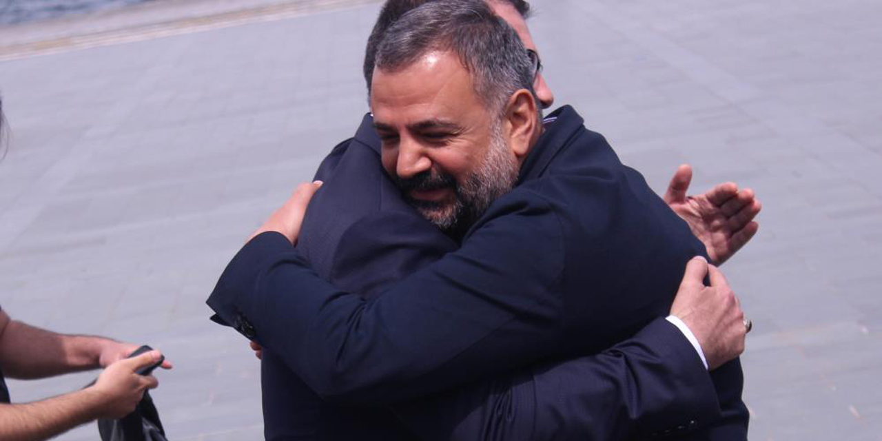 İzmir’deki taşlı-sopalı olayın ardından AK Parti ve CHP’li başkanlar sarılarak poz verdi