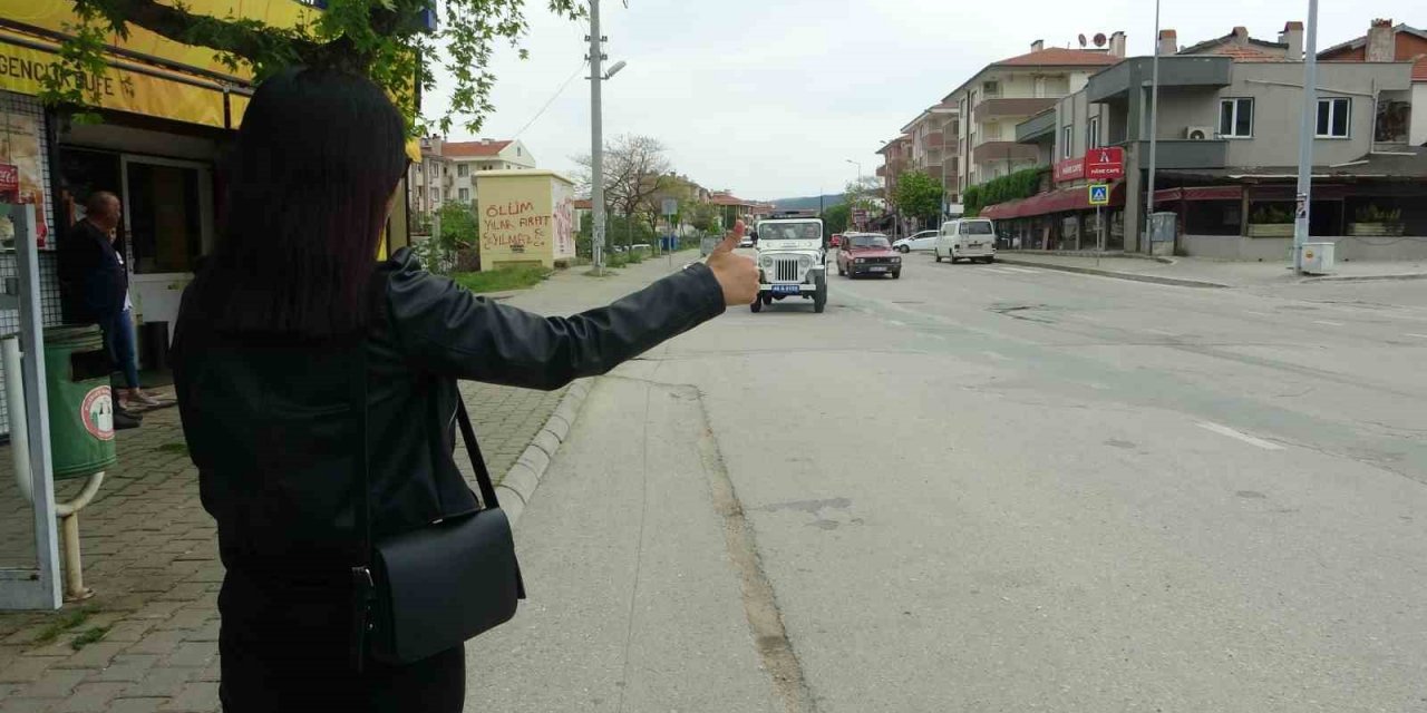 Muğla’da otostop çeken öğrenciler nostaljik araç ile farkındalık yaşadı