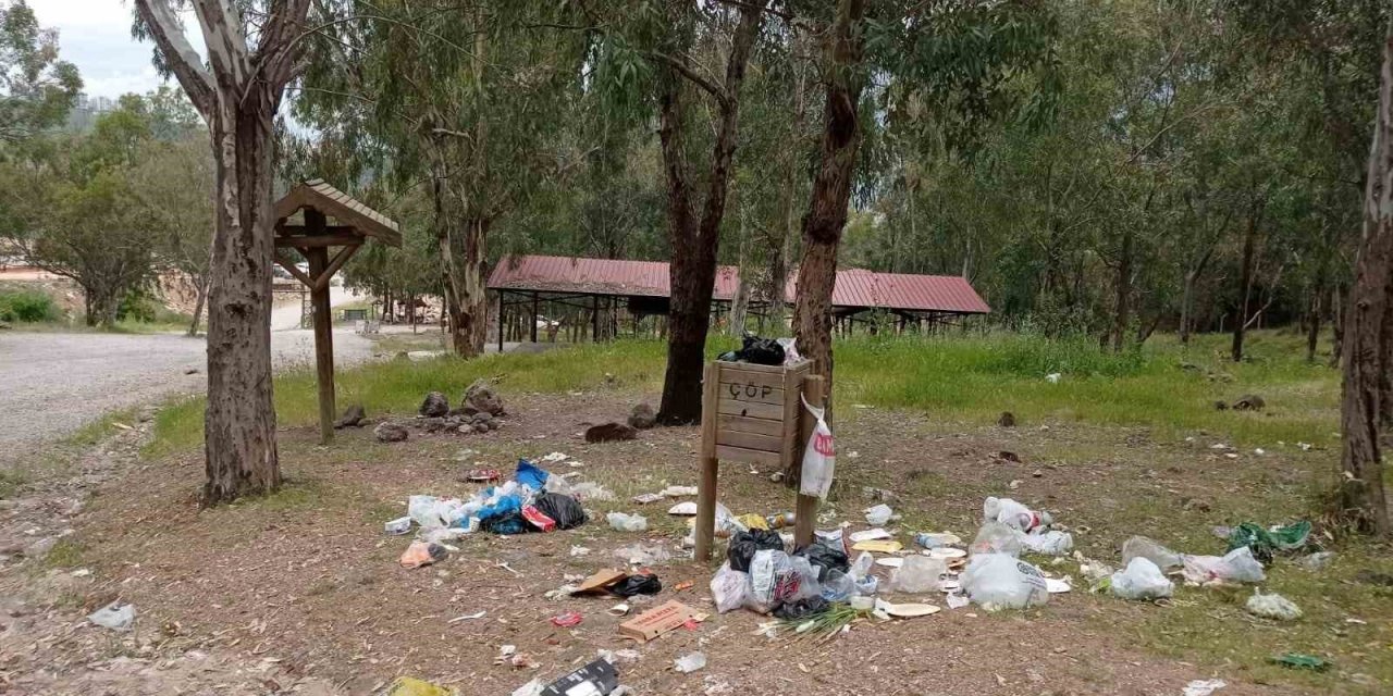 İzmir’de çocuk ormanının sorumsuz ziyaretçileri alanı çöp içinde bırakıyor