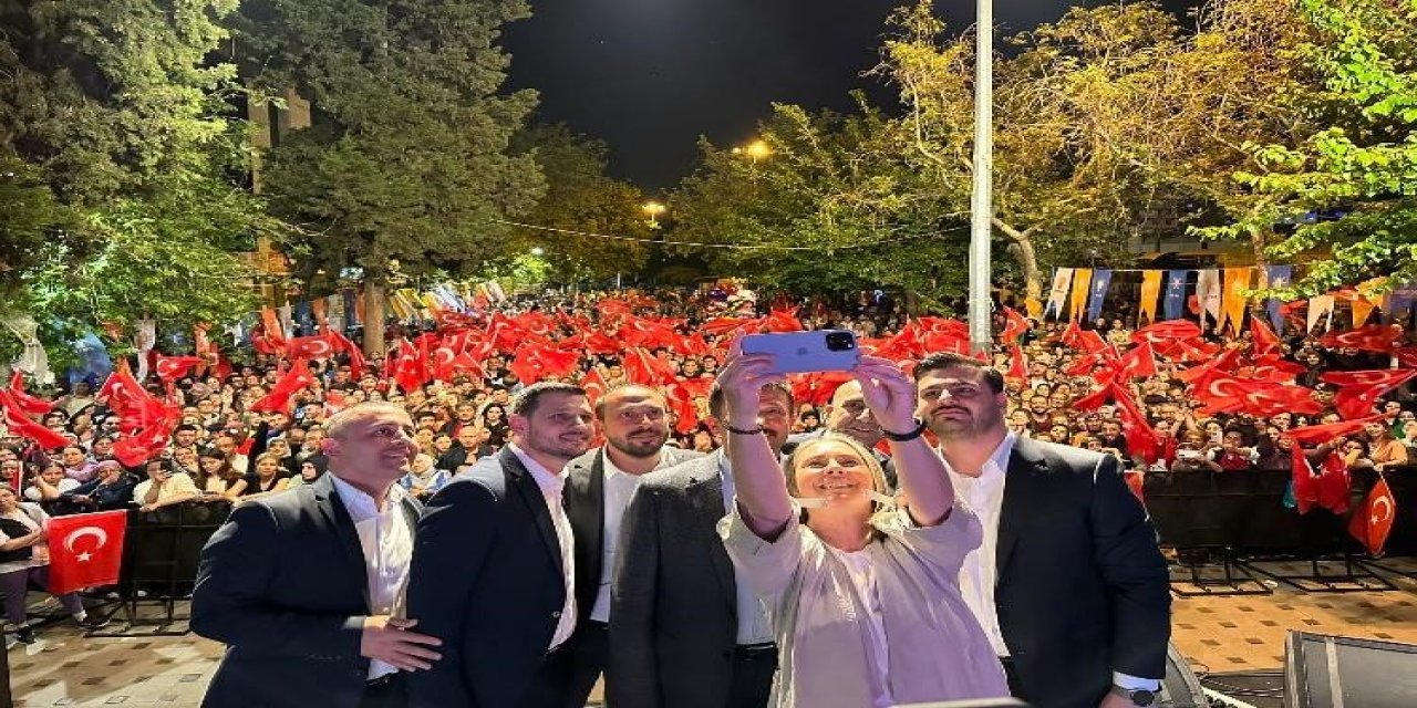 İzmir’de AK Parti’den miting havasında konser