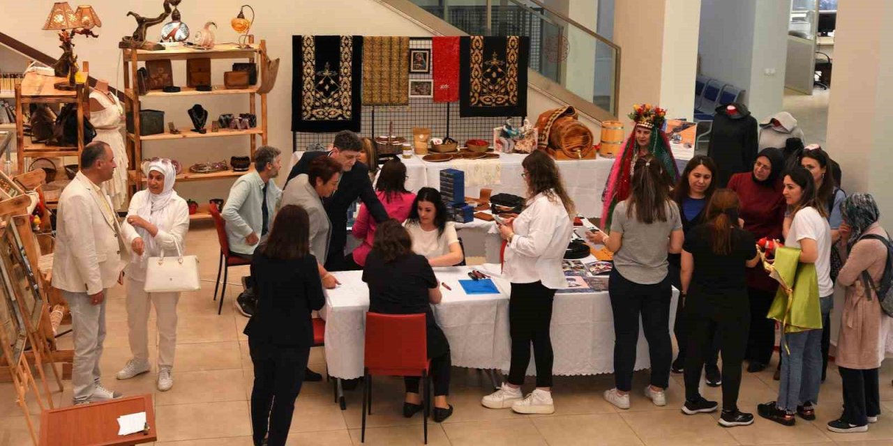 Halk eğitim kursiyerlerinin eserleri görücüye çıktı