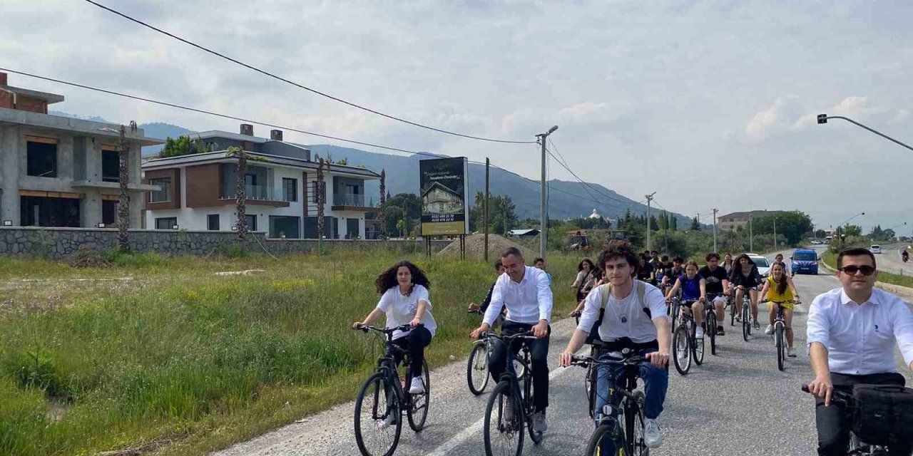 Avrupalı öğrenciler Kemalpaşa’da bisiklet turuna katıldı