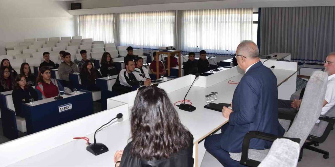 Salihli’de öğrencilere “Yerel Yönetimler” dersi