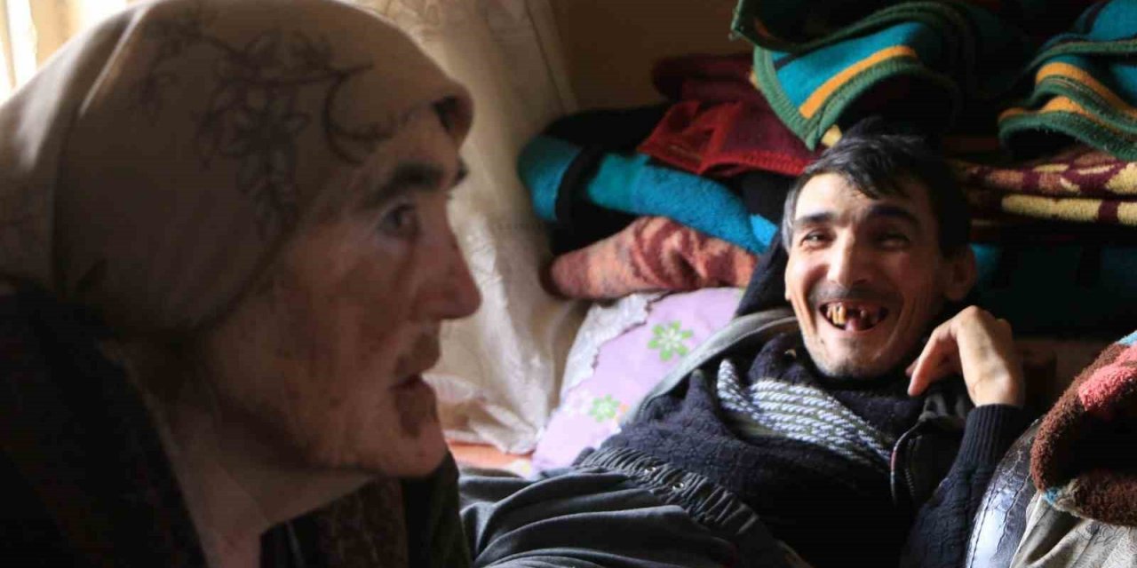 43 yaşındaki bedensel ve zihinsel engelli oğluna bebek gibi bakıyor
