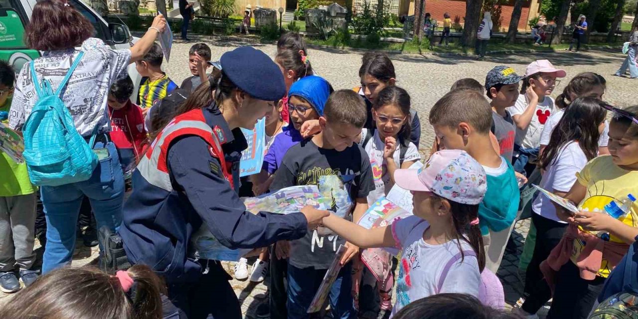 Antik kenti ziyarete gelen öğrencilere hayvan ve doğa sevgisi anlatıldı