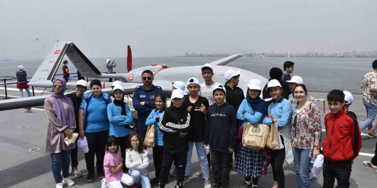 Menemenli öğrenciler ve muhtarlardan TCG Anadolu’ya ziyaret