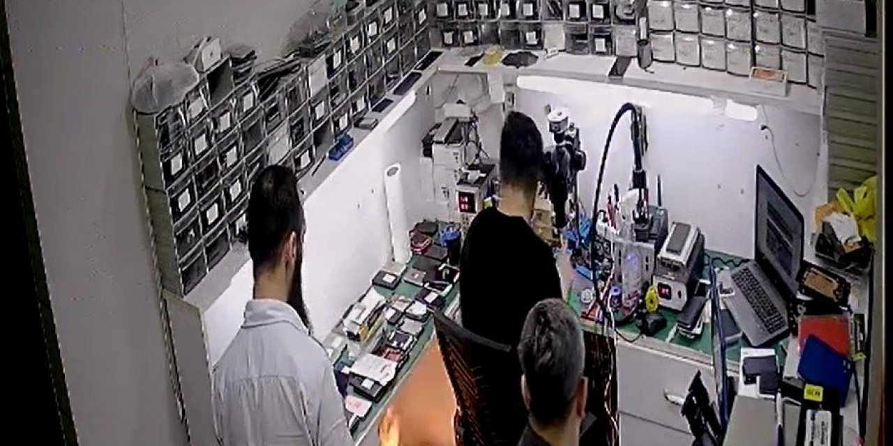 Çöpe atılan cep telefonu bataryası bomba gibi patladı