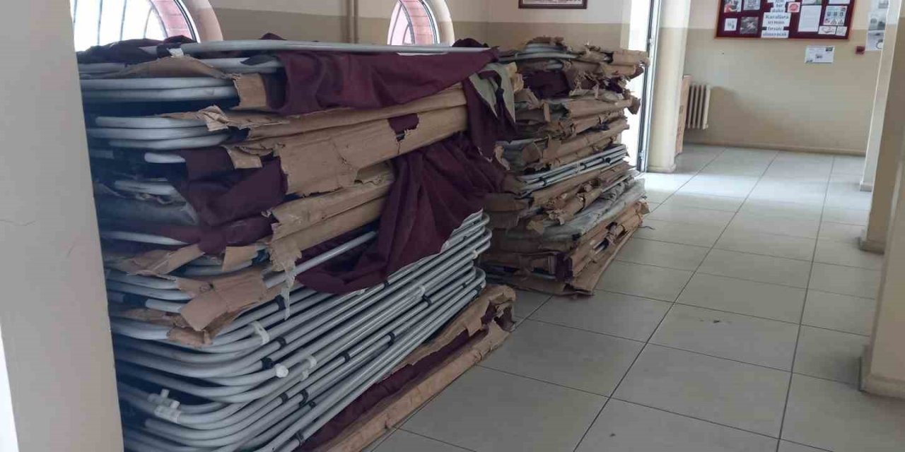 Seçim kabinleri oy kullanılacak merkezlere iletildi