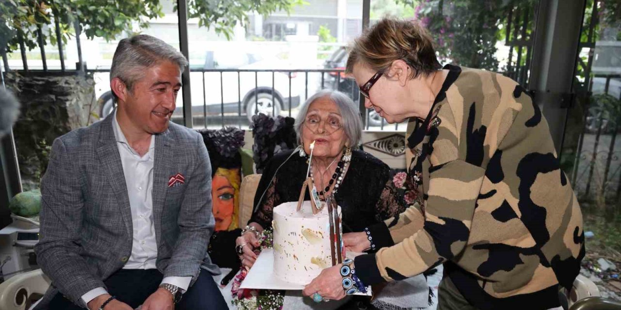 Marmaris’te 84’üncü yaşına giren ressama doğum günü sürprizi