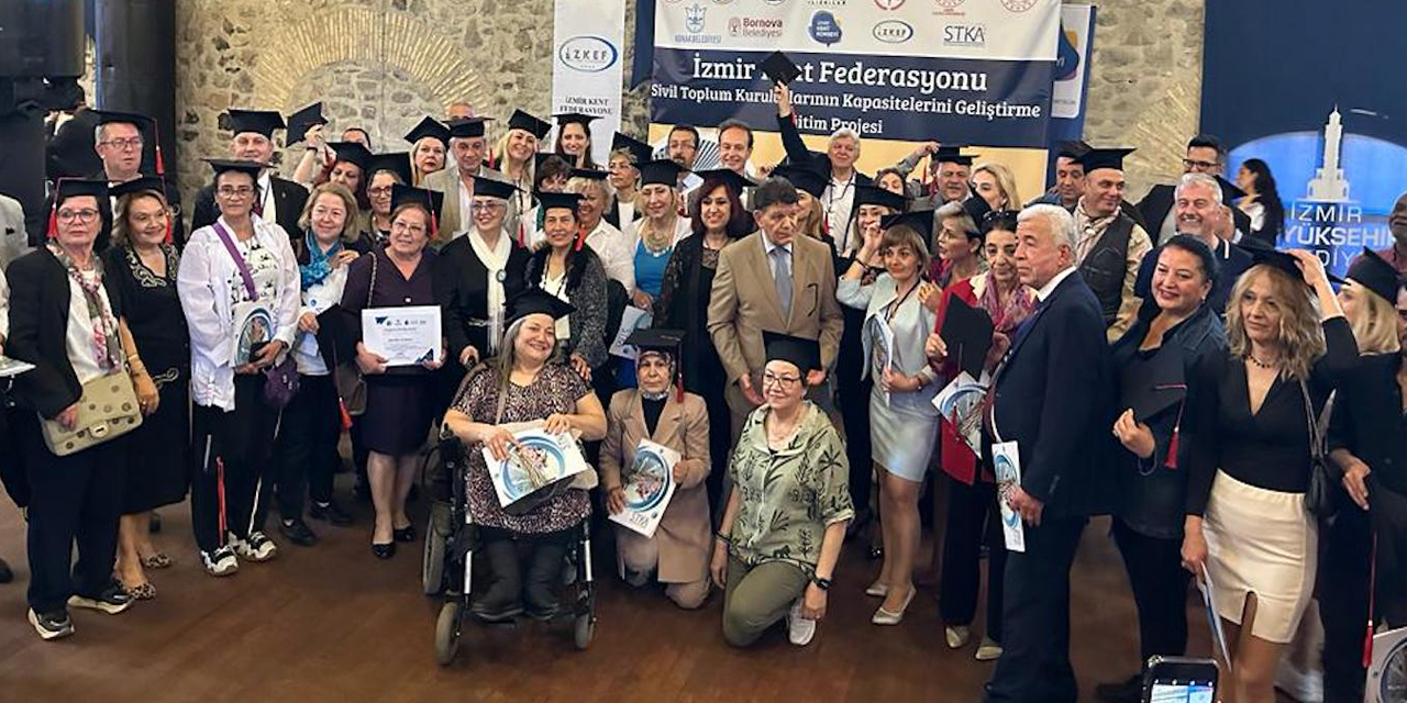 İzmir’in STK başkanları keplerini havaya fırlattı