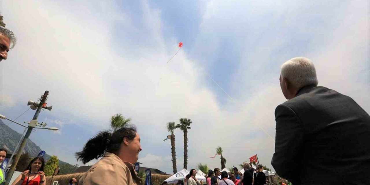 Akyaka sahilinde uçurtma şenliği
