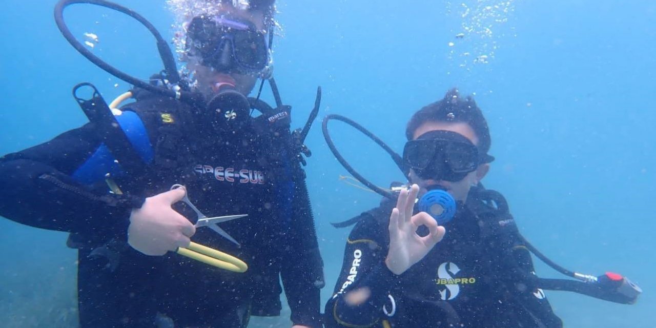 Denizin 5 metre altında saç tıraşı yaptı