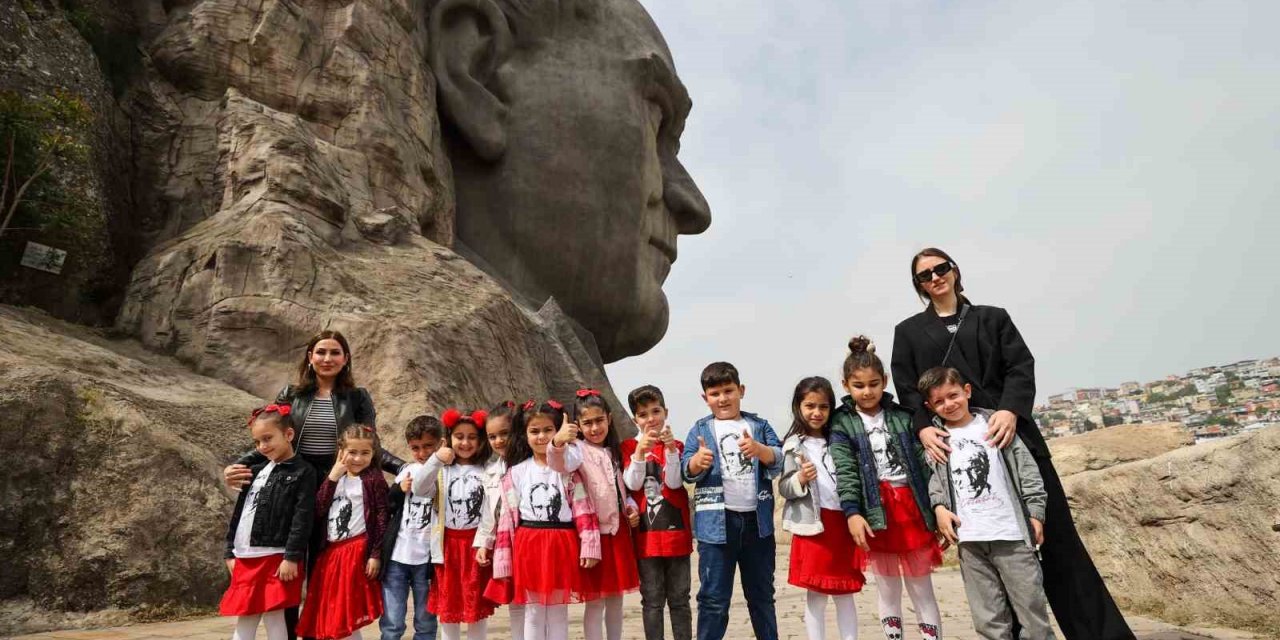 Atatürk fotoğrafları sergisinin minik ziyaretçileri
