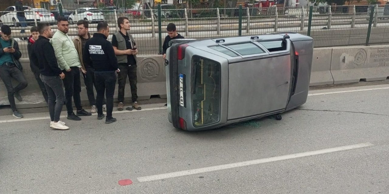 Yan yatan otomobildeki gençleri vatandaşlar kurtardı