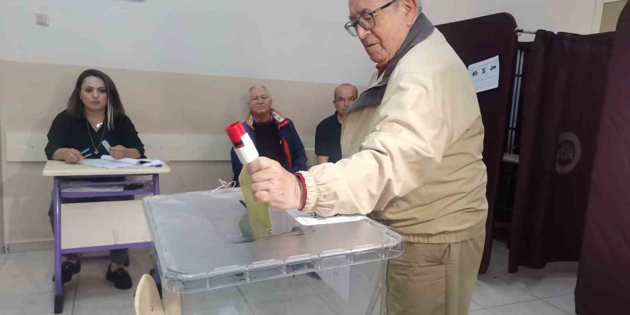 Tarihi seçimde İzmirliler sandık başına gitmeye başladı