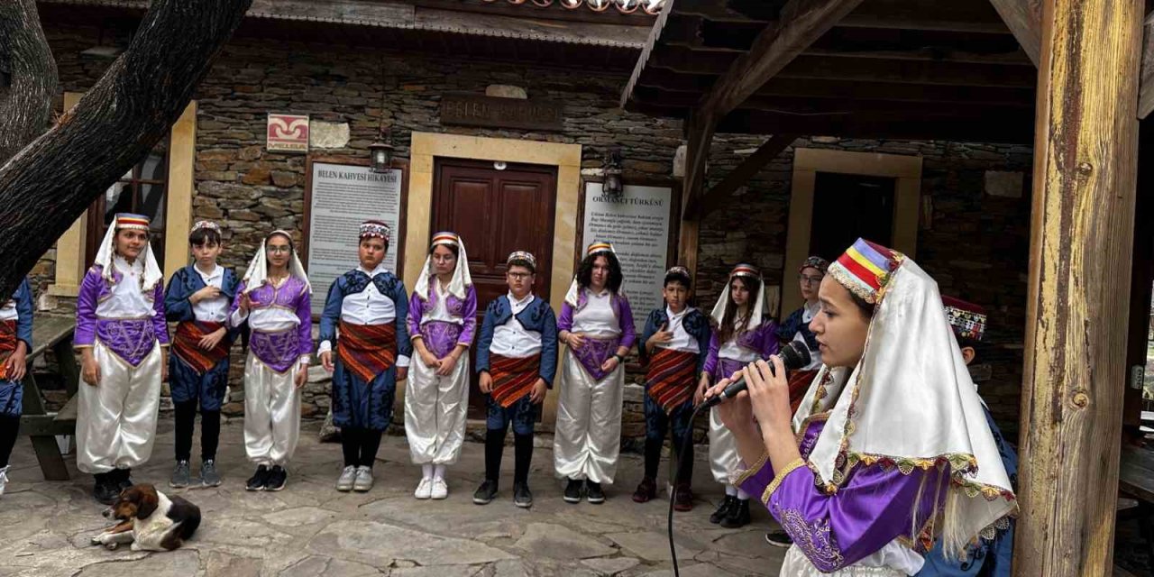 Marmarisli öğrenciler işaret dili ile Kerimoğlu Türküsünü söyledi