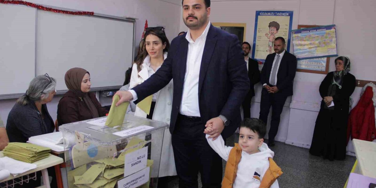 AK Parti Gençlik Kolları Genel Başkanı Kadir oyunu İzmir’de kullandı