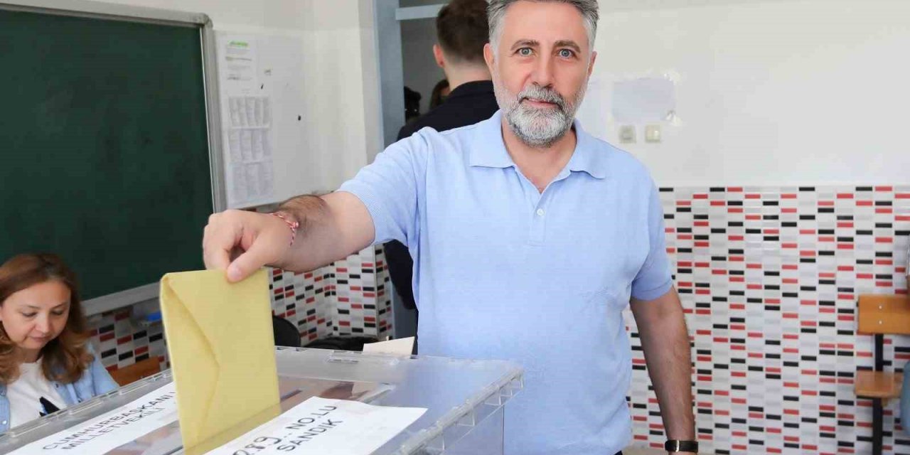 Başkan Sandal ailesiyle birlikte oy kullandı
