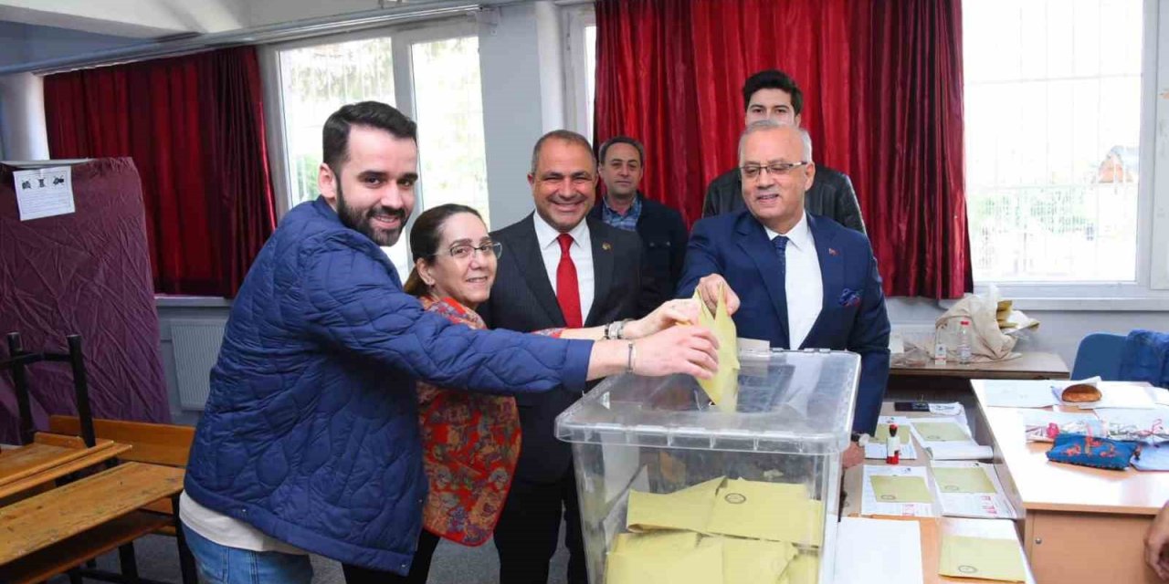 Başkan Kayda, eşi ve oğluyla birlikte oy kullandı