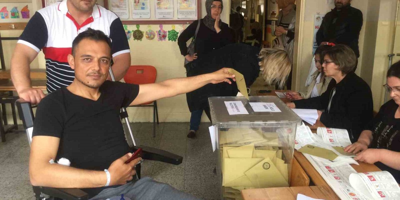 Ameliyattan çıkıp oy kullanmaya gitti