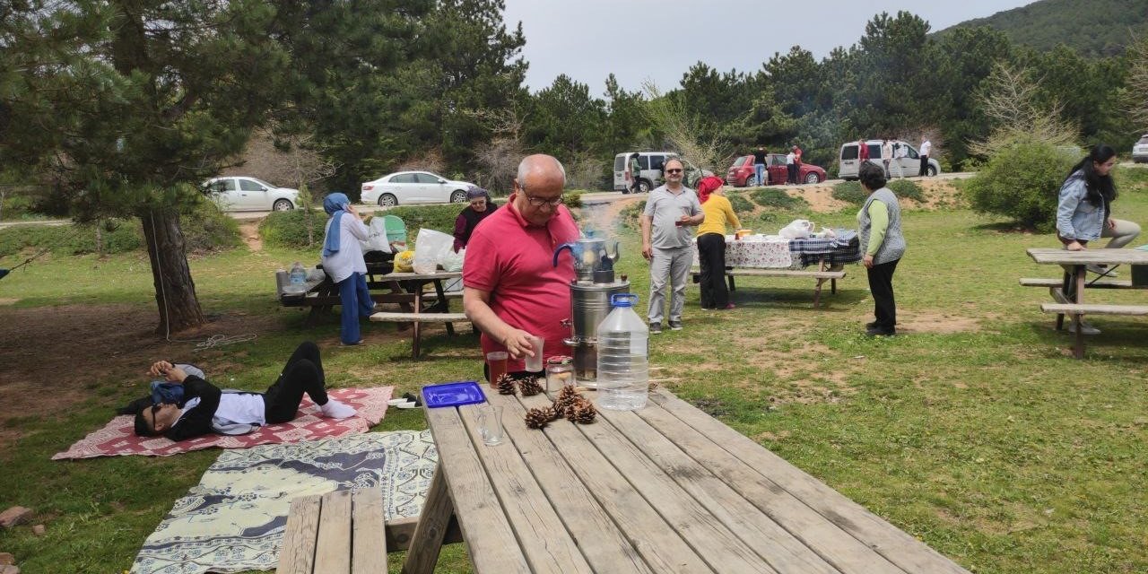 Oylarını kullanan vatandaşlar Spil’e pikniğe çıktı