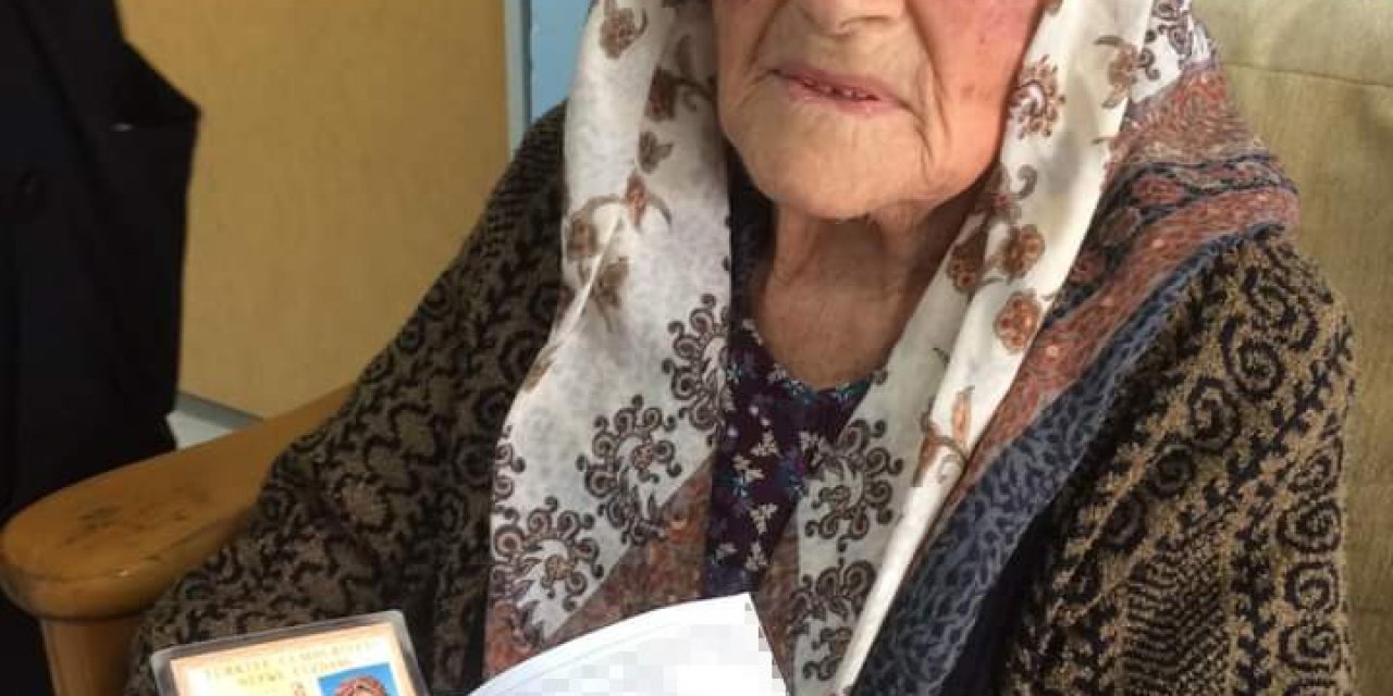 Elindeki bastonla oy kullanmaya gitti