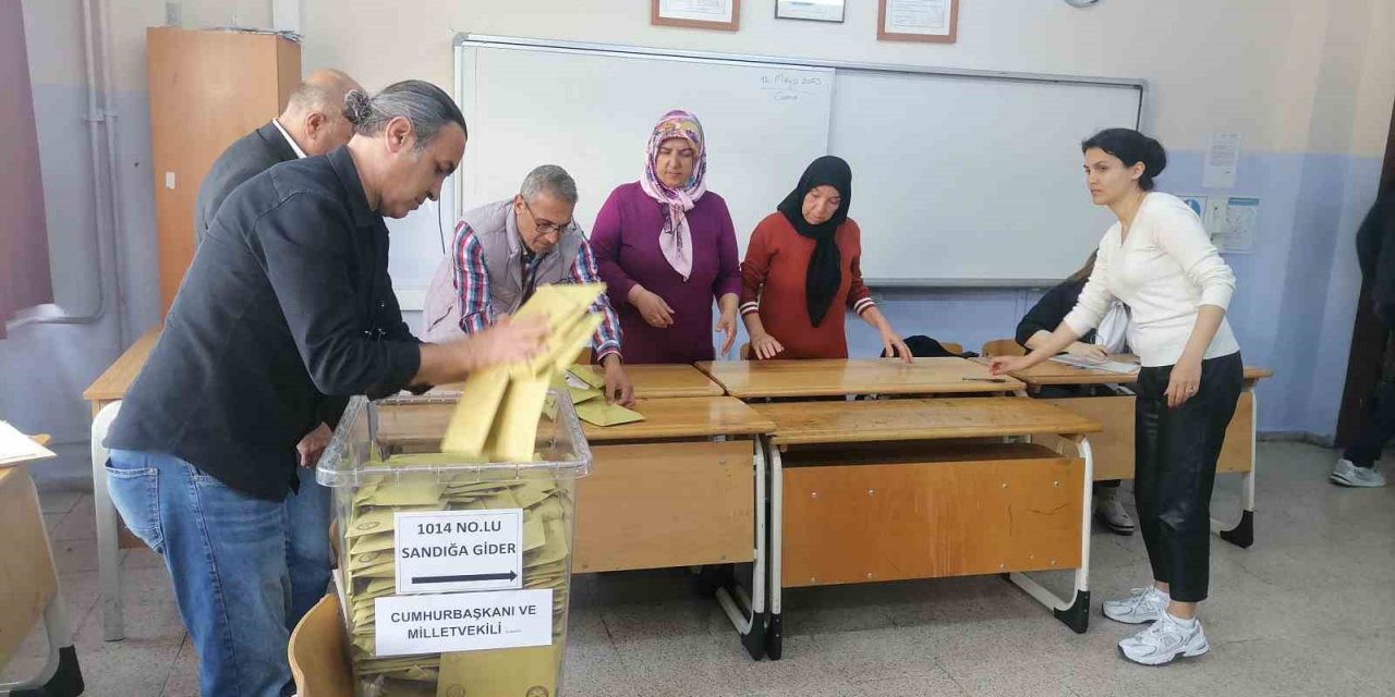 Cumhurbaşkanlığı ve 28. Dönem Milletvekilliği Genel Seçimleri’nde oy kullanma işleminin tamamlanmasının ardından İzmir’de oylar sayılmaya başlandı.