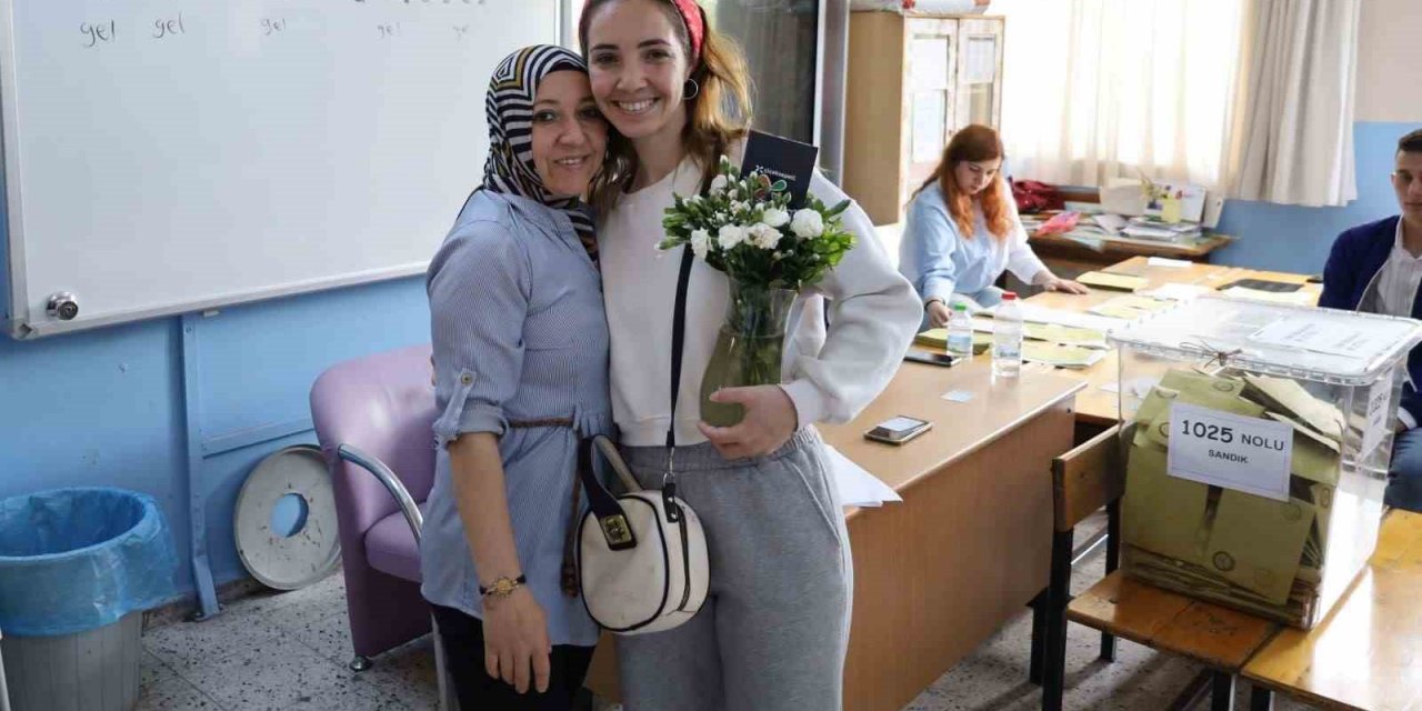 Sandık başında Anneler Günü kutlaması