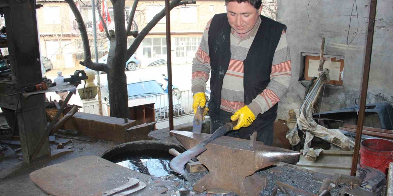 Atadan kalma yöntemle yapıyor siparişlere yetişmek için zamanla yarışıyor