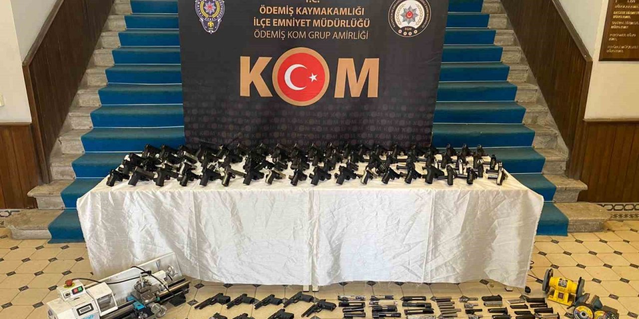 23 yaşındaki silah tacirini, İzmir polisi enseledi