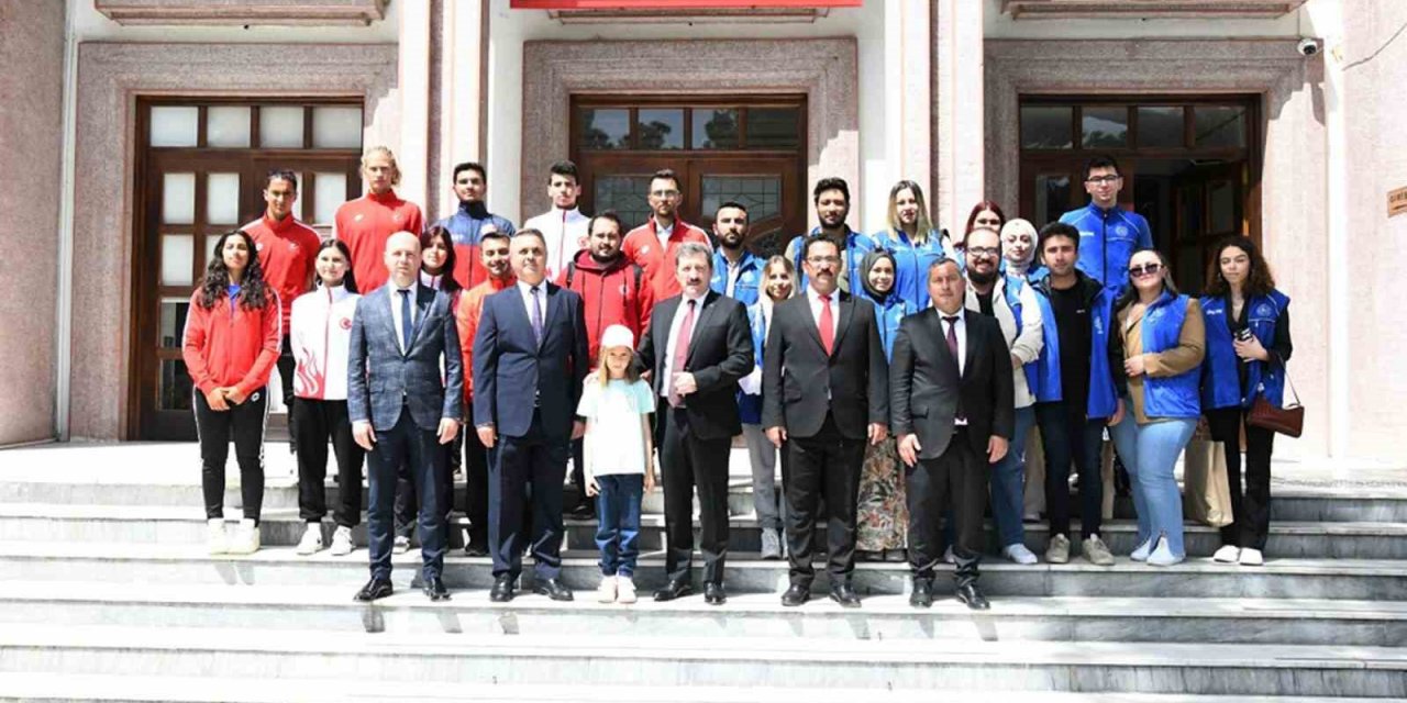 Vali Tavlı, şampiyon sporcu ve gönüllü gençlerle bir araya geldi