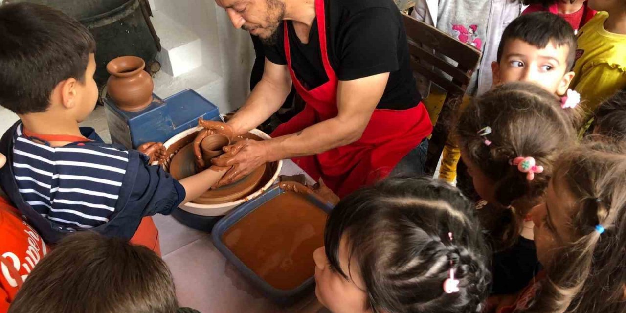 Minik eller kent müzesinde çömlek yaptı