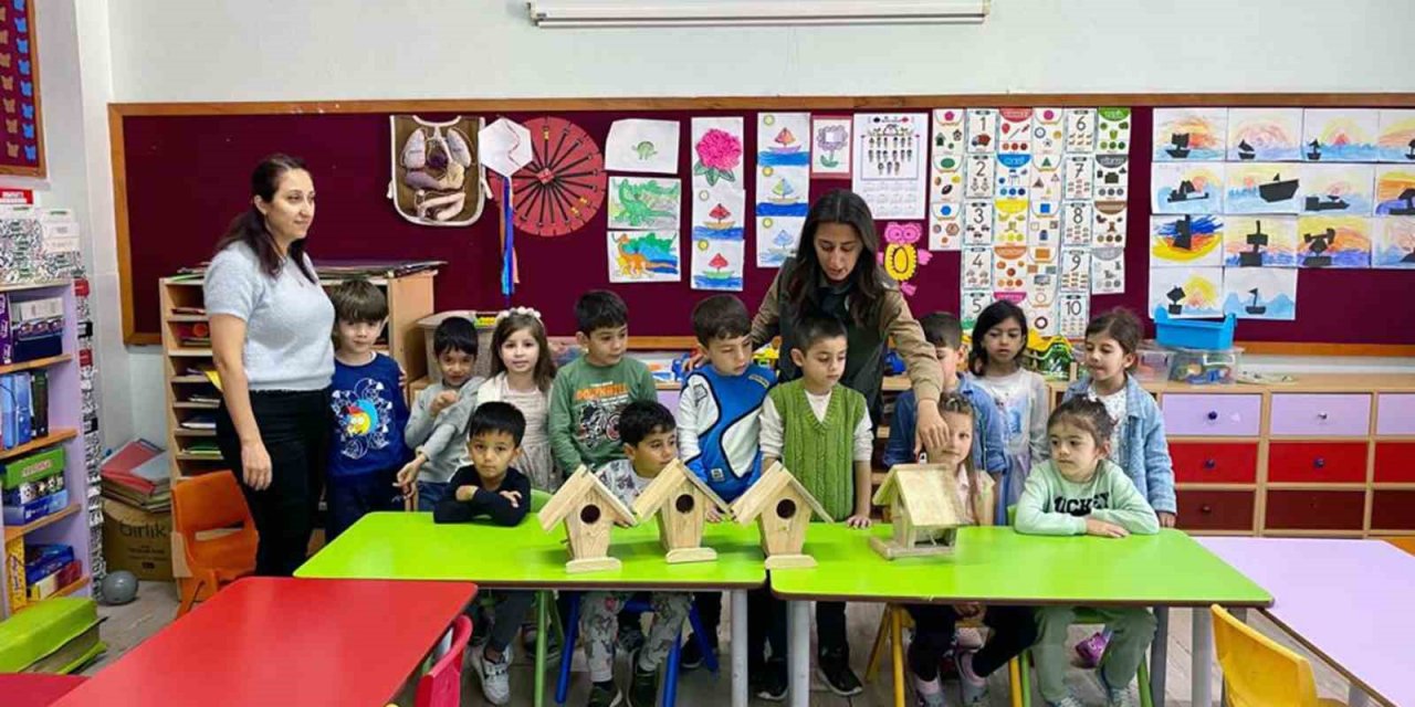 Minik eller kuş yuvalarını renklendirdi