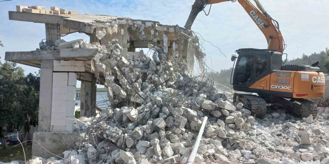 Ortakent-Yahşi sahilindeki son iskele sökülüyor