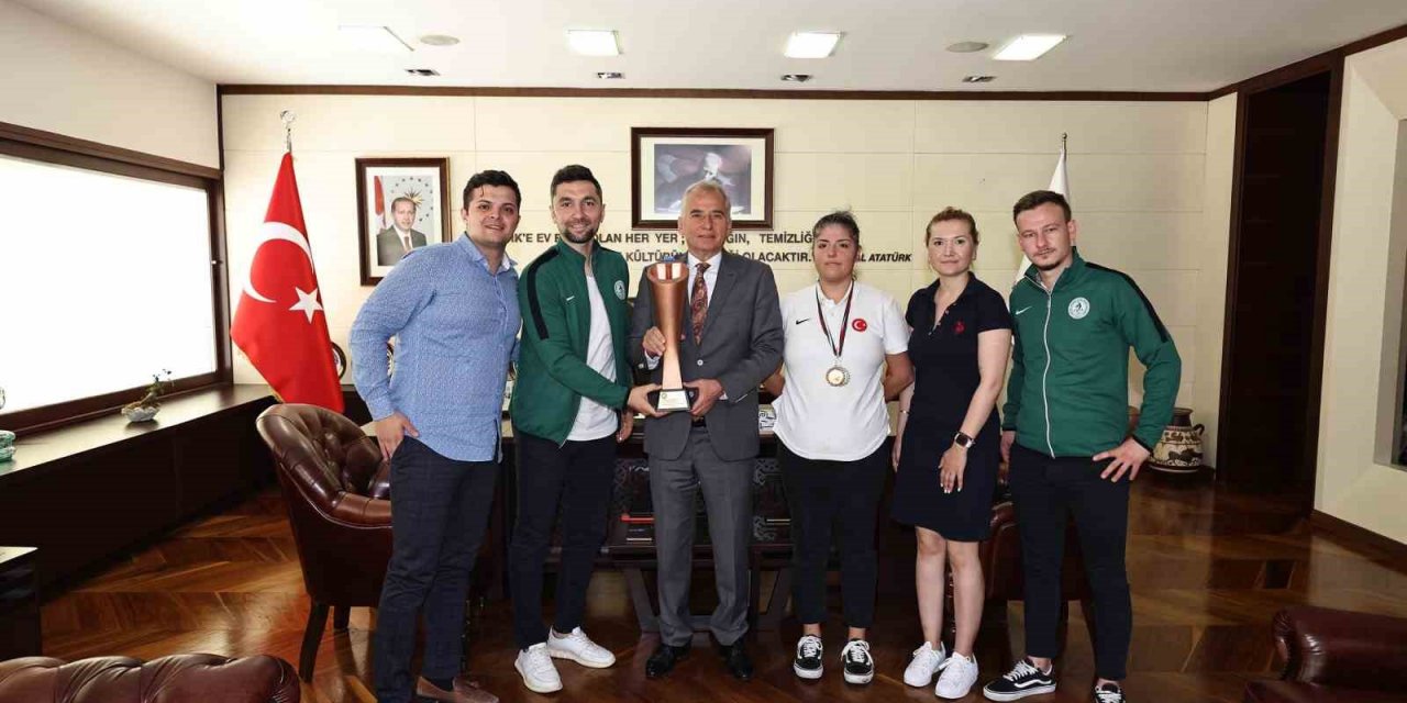 İşitme engelli sporcular Başkan Zolan’la buluştu