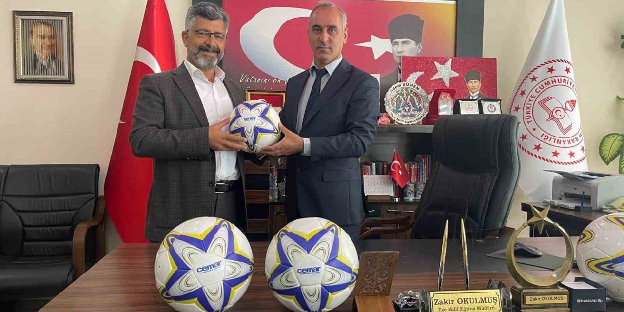Cemar’dan Kula’daki tüm okullara futbol topu